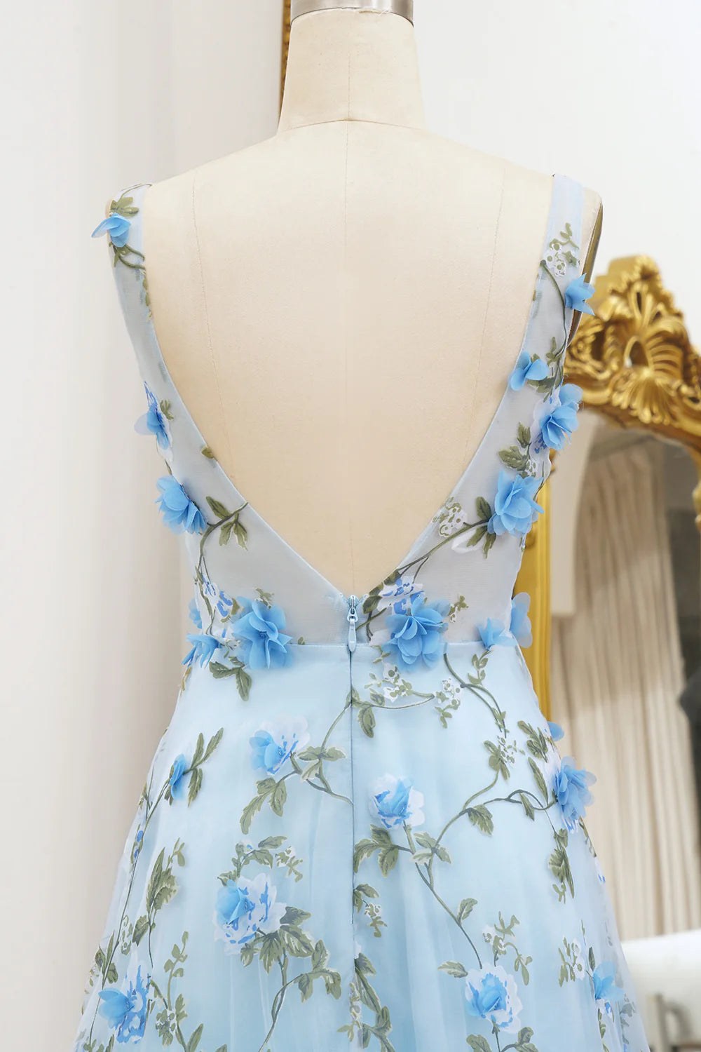 Robe de bal trapèze en tulle à fleurs appliquées et col en V